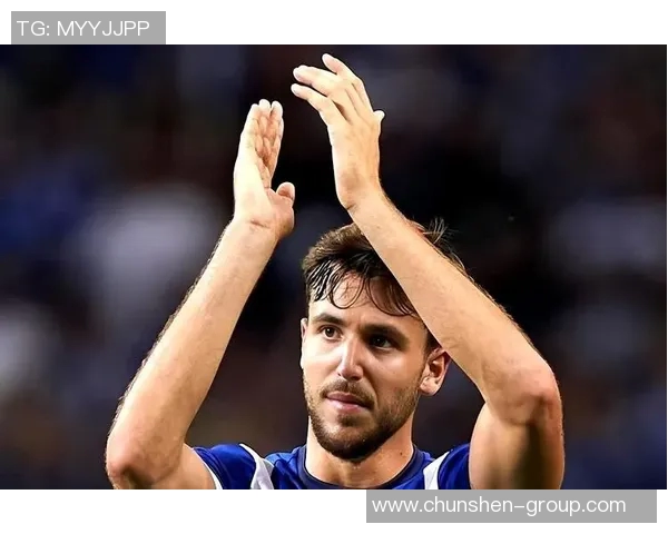 足坛巨星的崛起与挑战：从天赋到坚持，他们如何塑造了现代足球的传奇